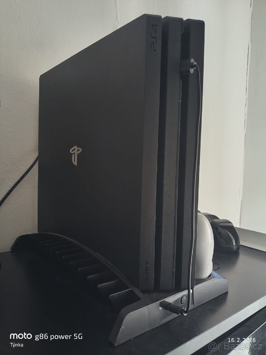 Playstation 4 pro plus příslušenství - 2