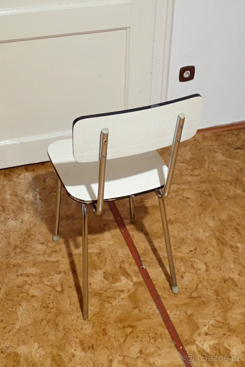 Bílá umakartová židle - 2