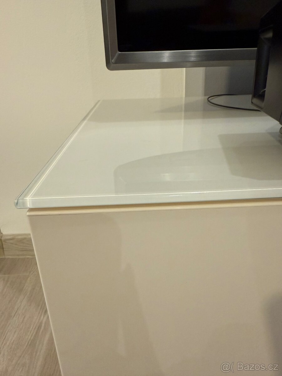 IKEA TV stolek - 2