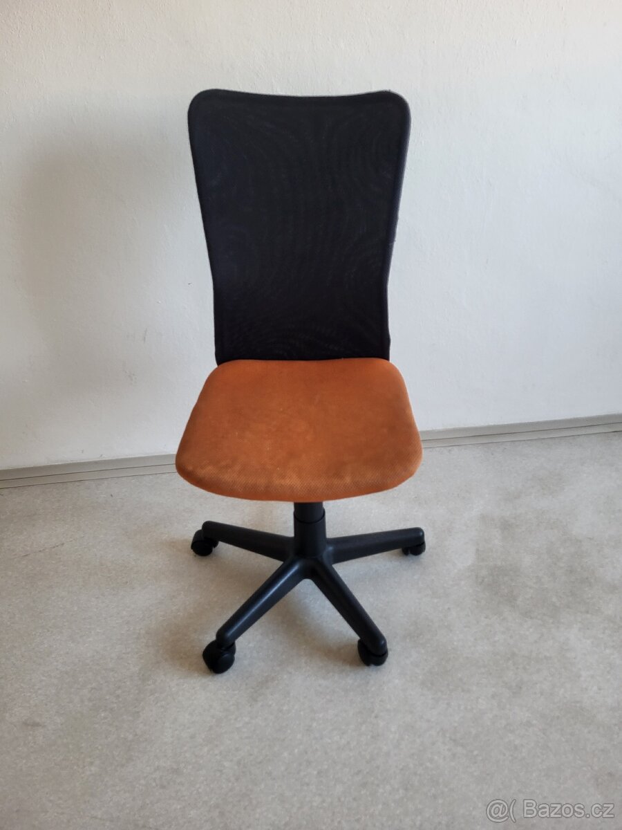 Pohodlná polohovatelná dětská pracovní židle ke stolu oranžo - 2