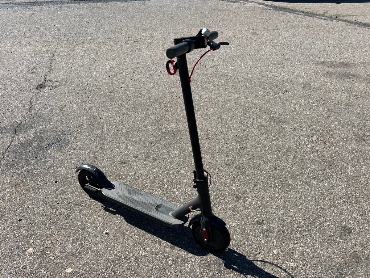 Xiaomi Mi Electric Scooter M365, vše funkční, nabíječka - 2