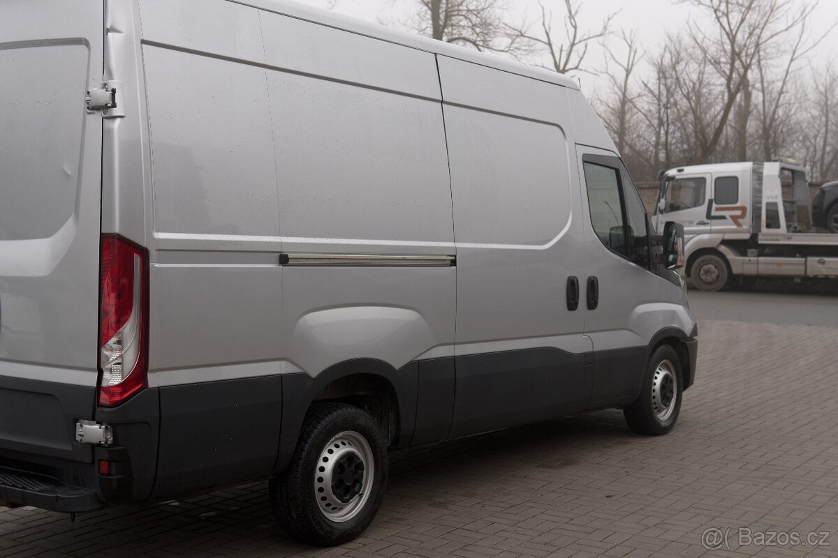 Iveco Daily 35C130 - 157t.km, přepravoval pouze lehký náklad - 2