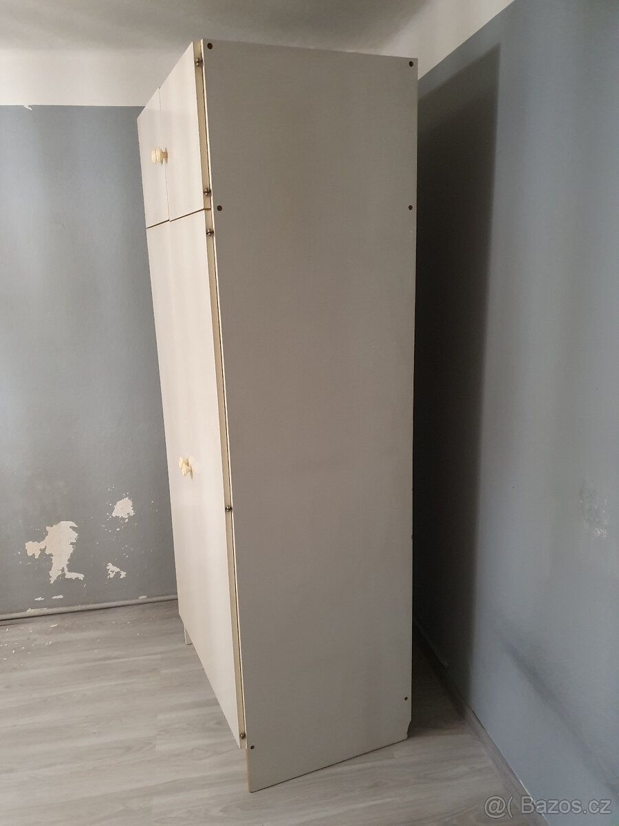 Bílá posuvná zrcadlová skříň - 2