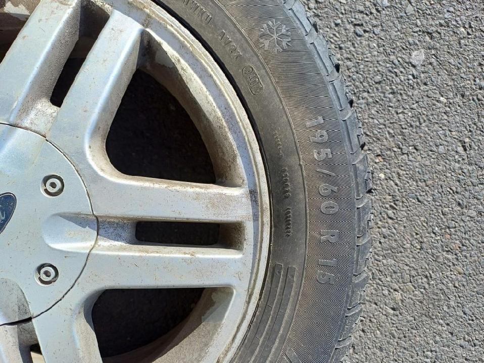 Pneumatiky i s diskem - Ford liťáky / plecháče - 2