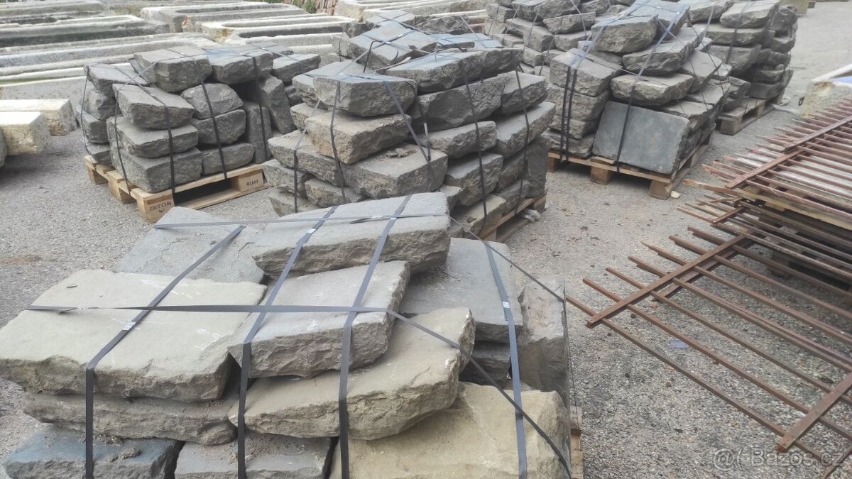 Stará kamenná dlažba, zápražáky, cca 60 m2 - 2