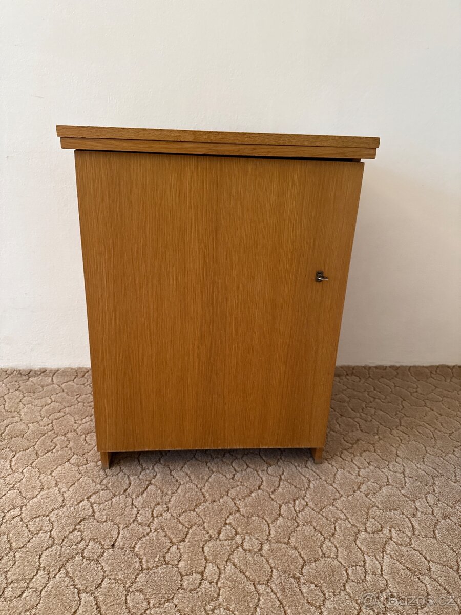 Skříňka se šicím strojem Veritas a příslušenstvím - 2