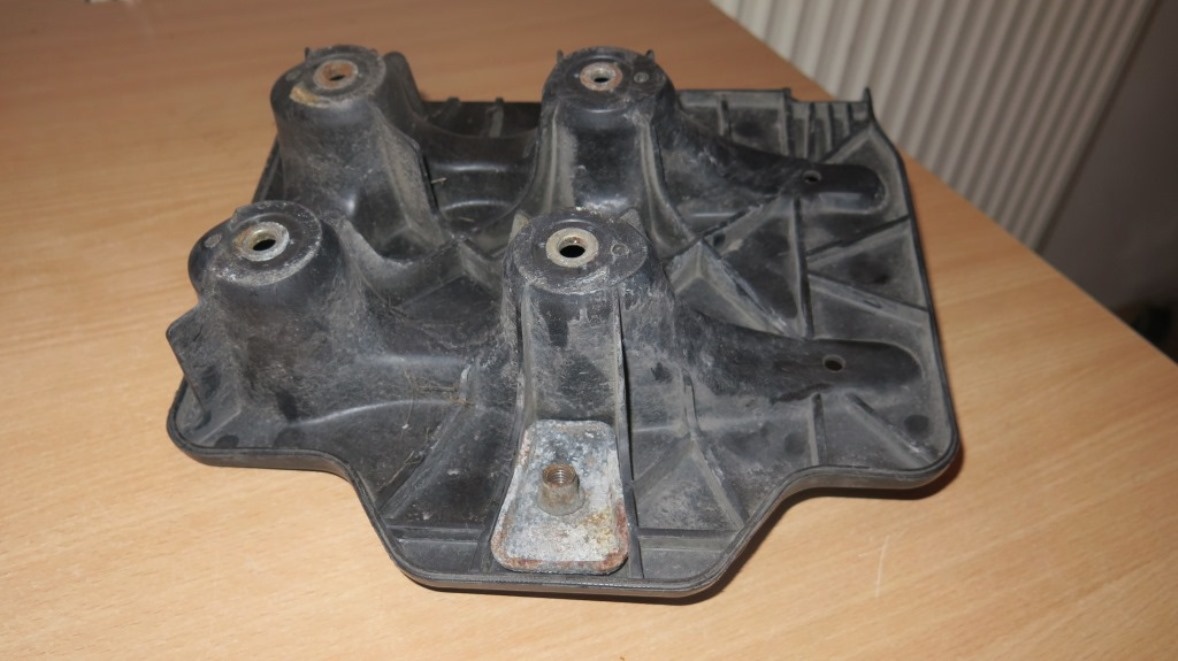 Octavia 1 - držák autobaterie 1J0804373A - 2