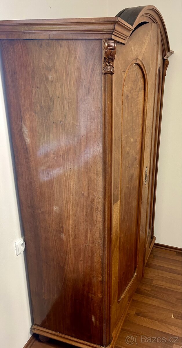 Dřevěná stará skříň - 2