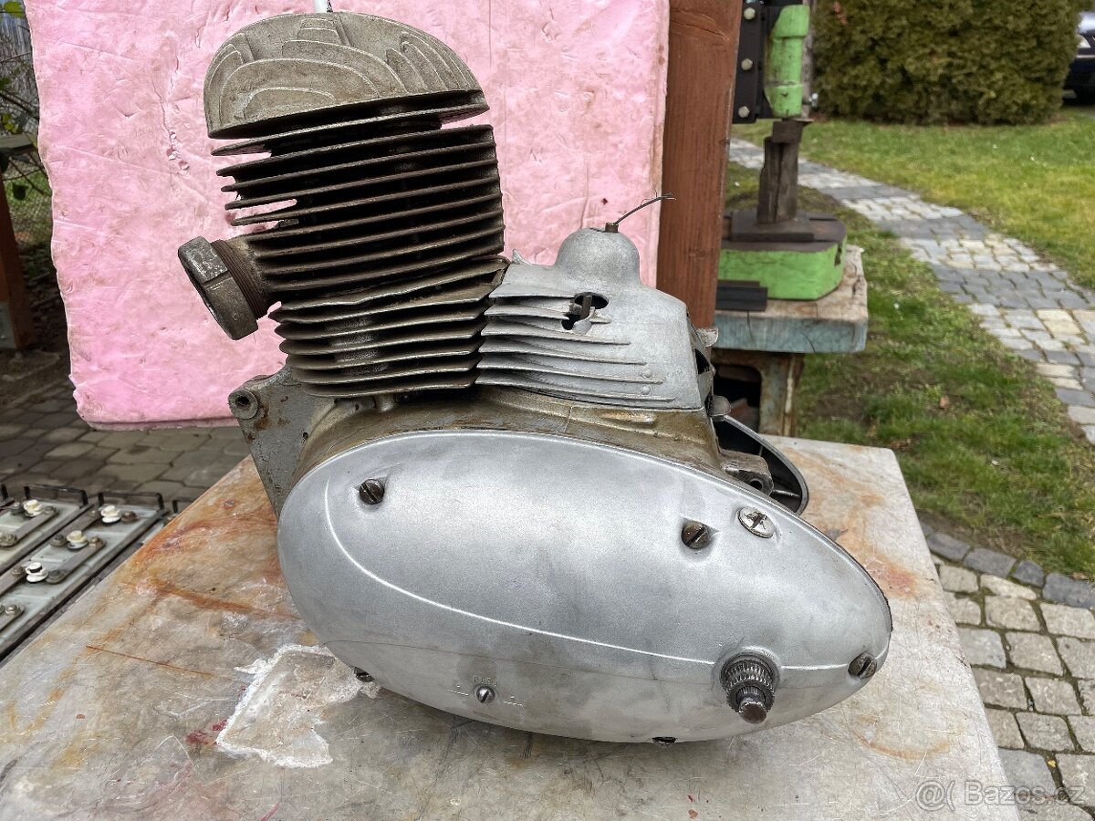 Jawa pérák 250 motor - 2