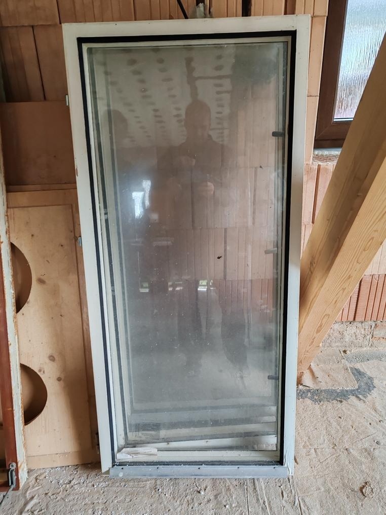 Prodám okna s rámy. - 2