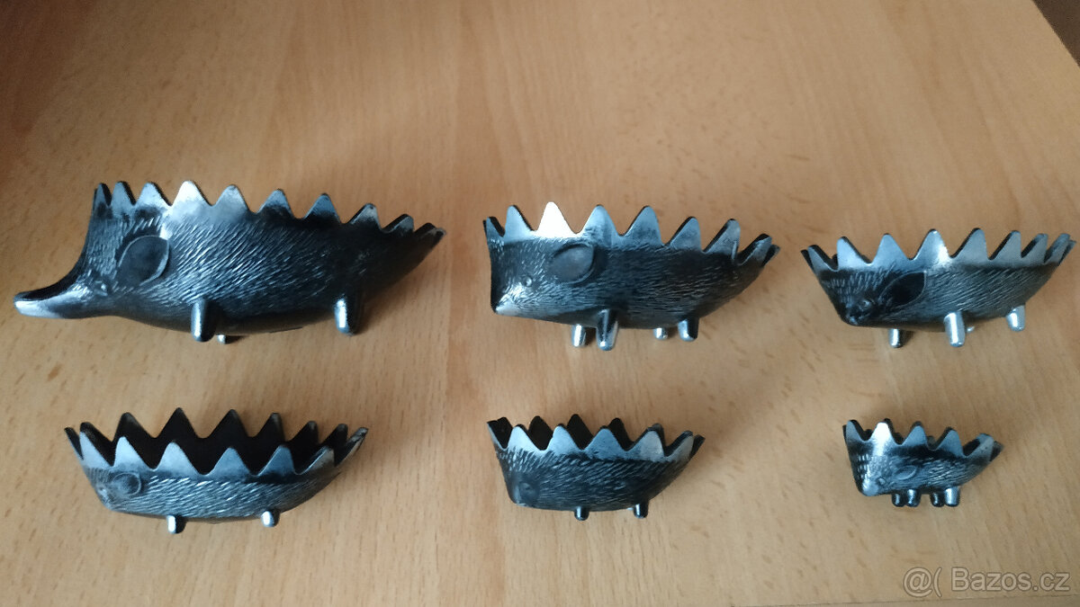 Retrosouprava kovových popelníků ve tvaru ježka - 2