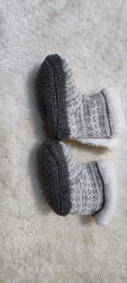 Zimní capáčky sněhulky, suchý zip velikost 3-6 měsíců - 2