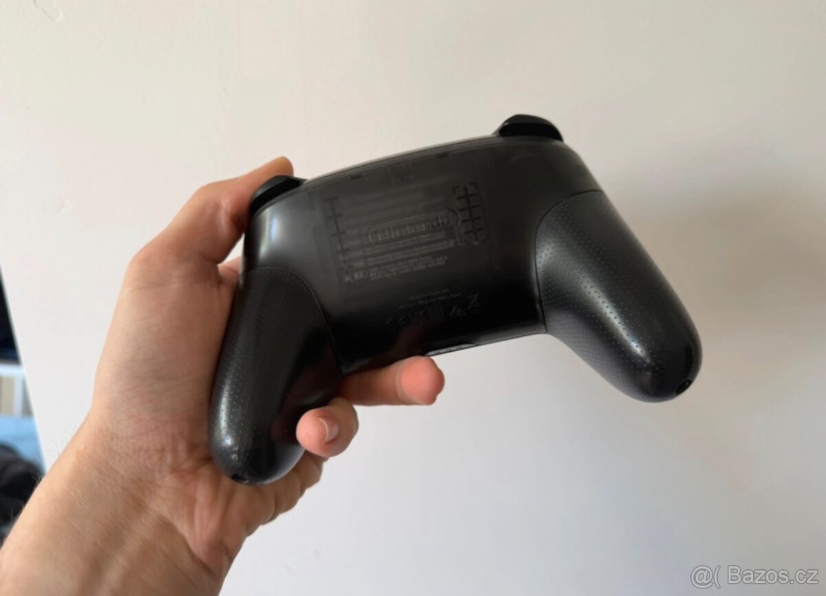 Nintendo Switch Pro Controller - 2