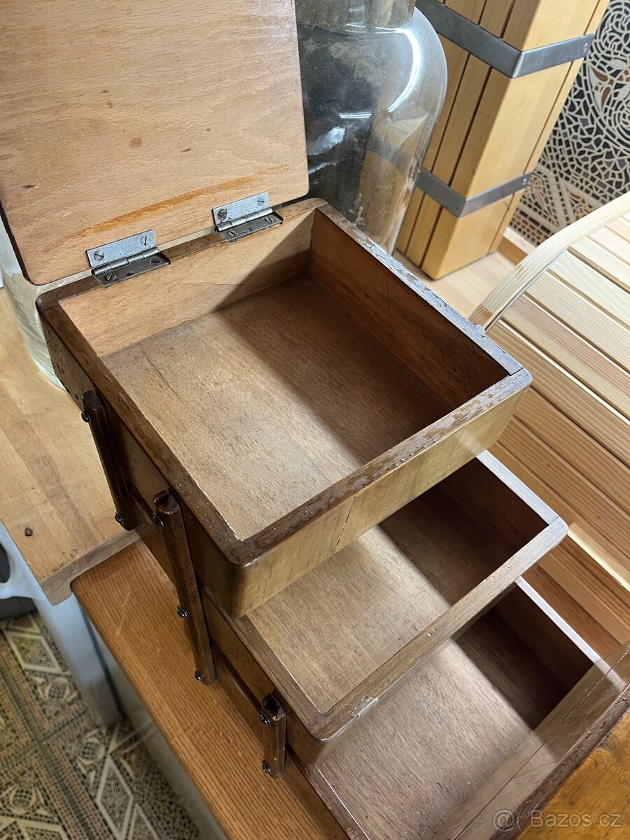 Rozkládací skřínka na šití - 2