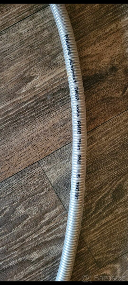 Připojovací plynová hadice ke sporáku. - 2