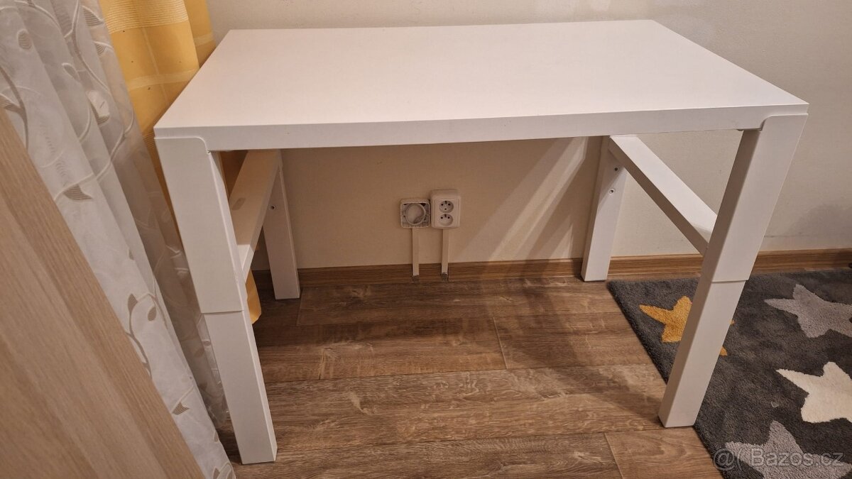 Prodám dětský bílý psací stůl o rozměrech 98 × 58 cm - 2