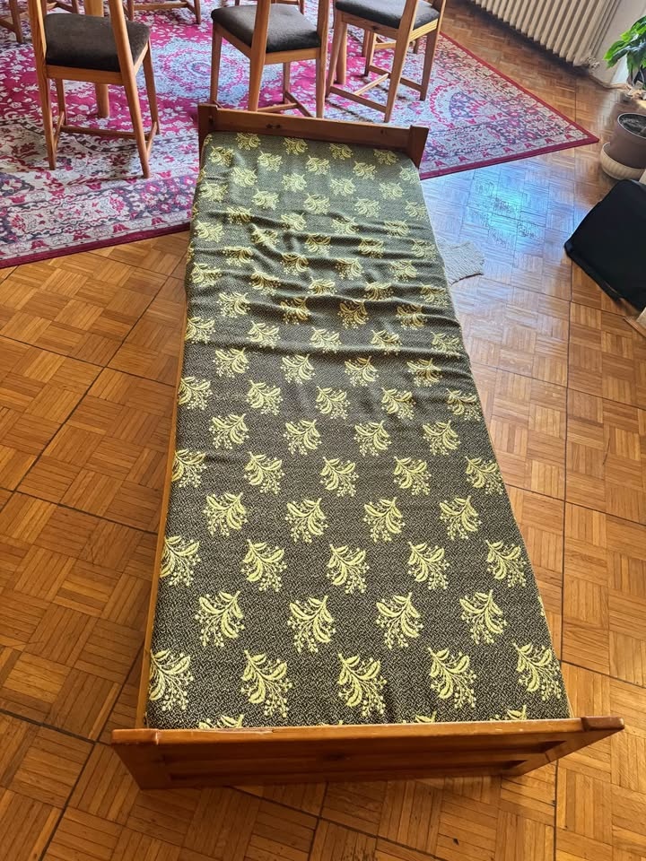 Dřevěná postel - 2