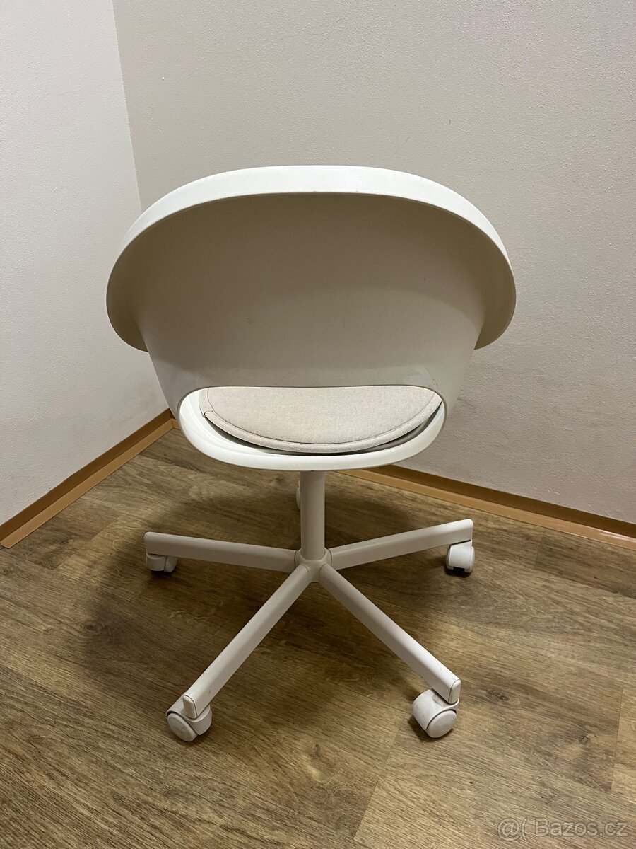Plastová jezdící židle - 2