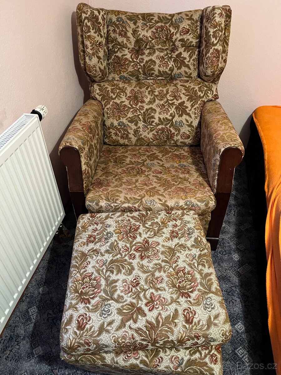 Čalouněný ušák s taburetem - 2