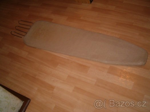 Starší žehlička a dětská žehlička, koše na prádlo, prkno - 2