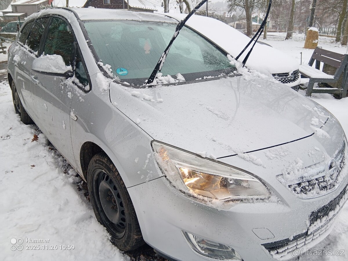 Opel Astra Kombi 1.4 benzín 124.000 km 2011 - 2