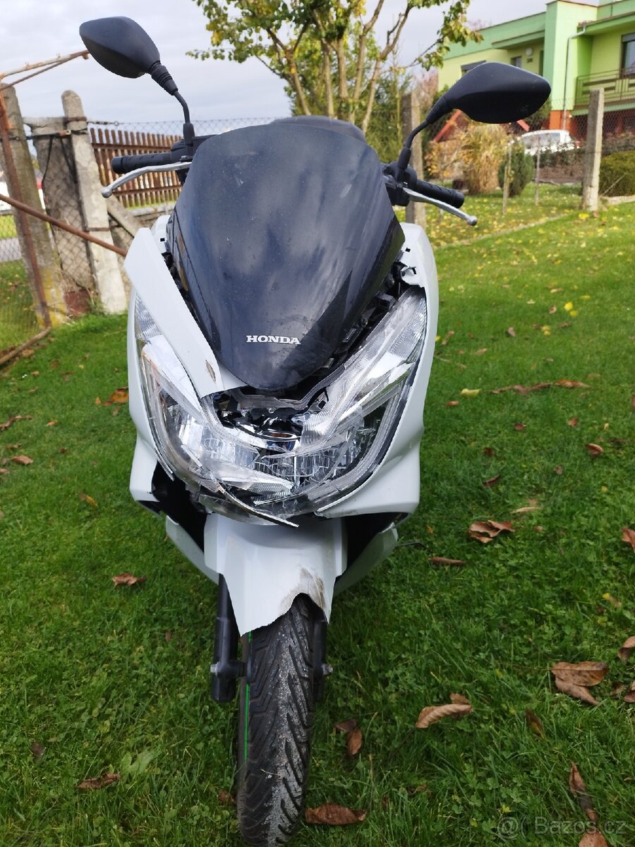 Havarovaný skůtr Honda PCX 125 - 2