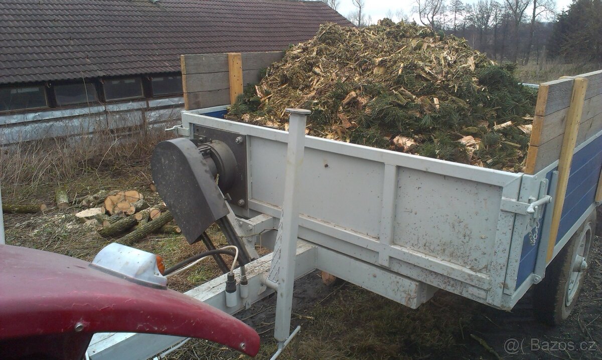 šnekový štěpkovač na vlečku - 2