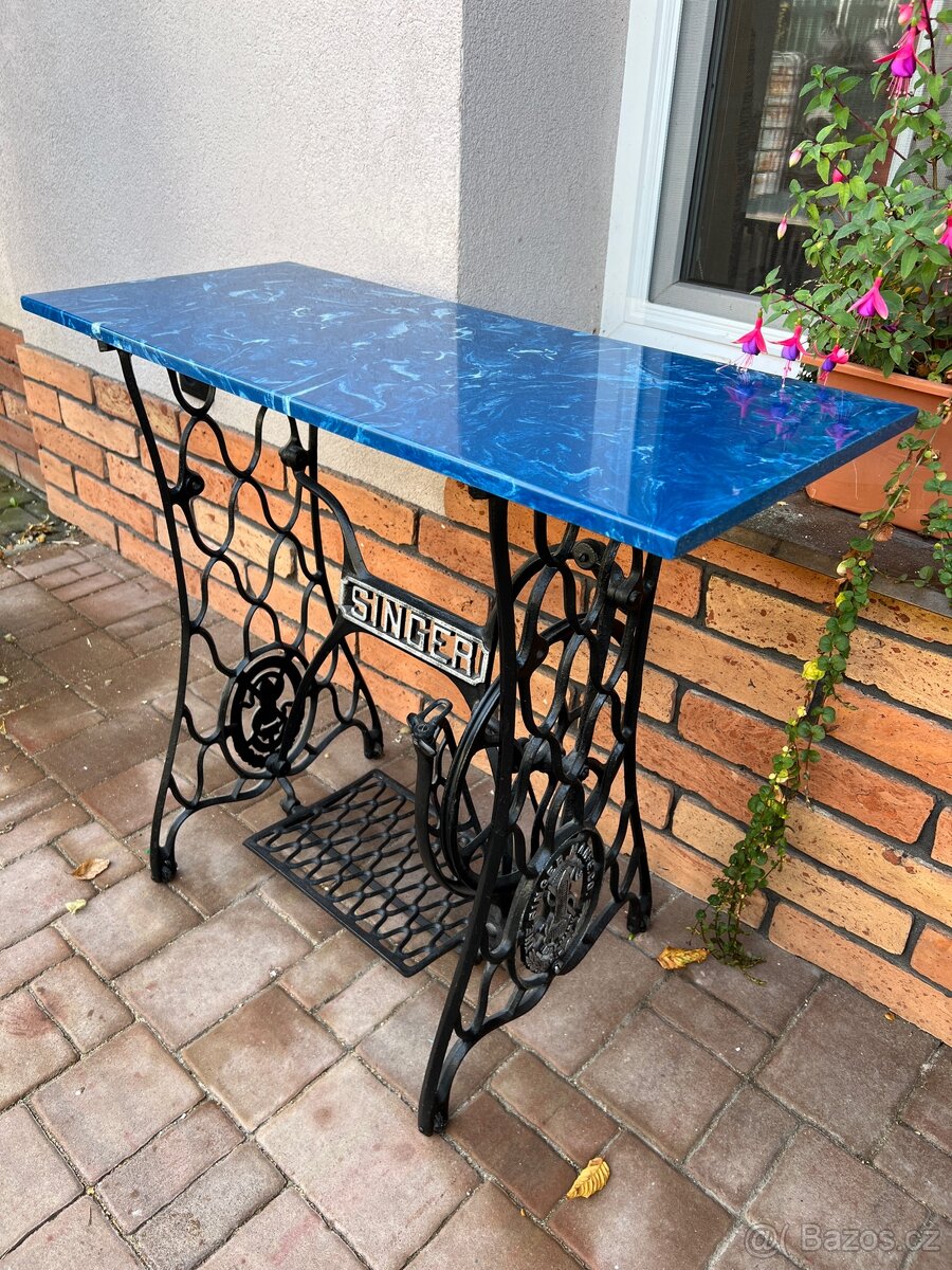 Stolek litinový - 2