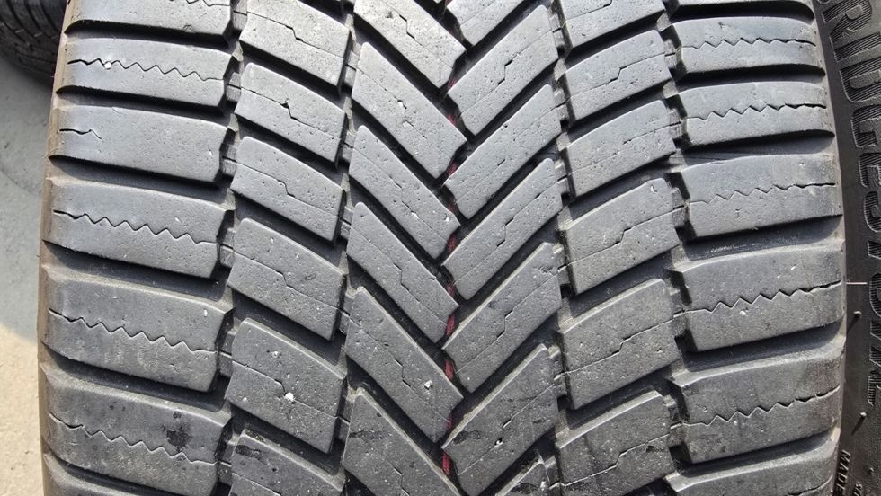 Zimní pneu 235/40/19 Bridgestone - 2