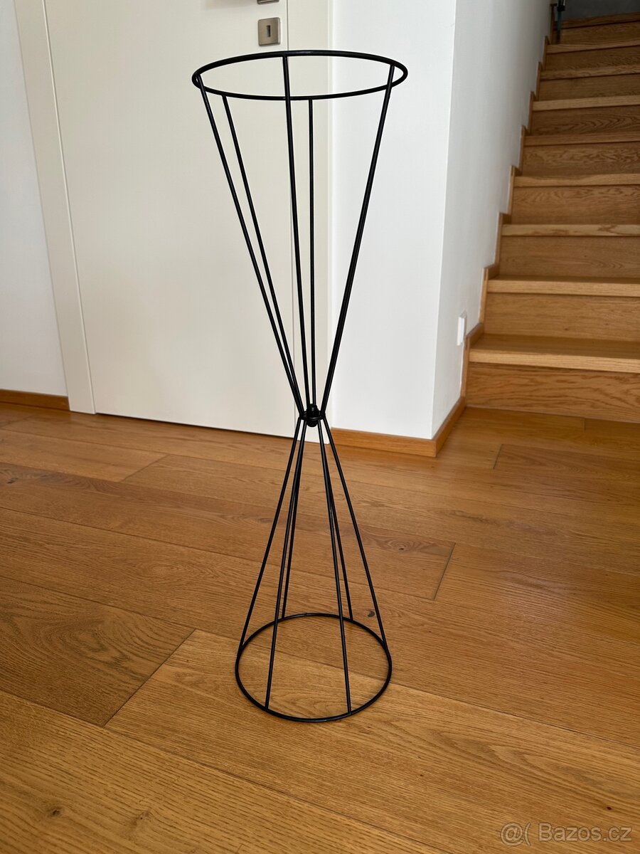 9 kusů černých kovových váz/stojanů na květiny na svatbu - 2