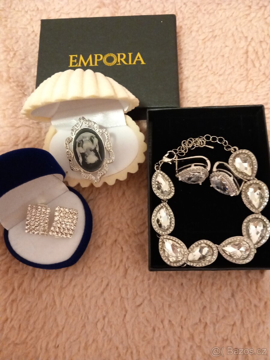 Šperky. Velký prsten ,bižuterie-štras. - 2