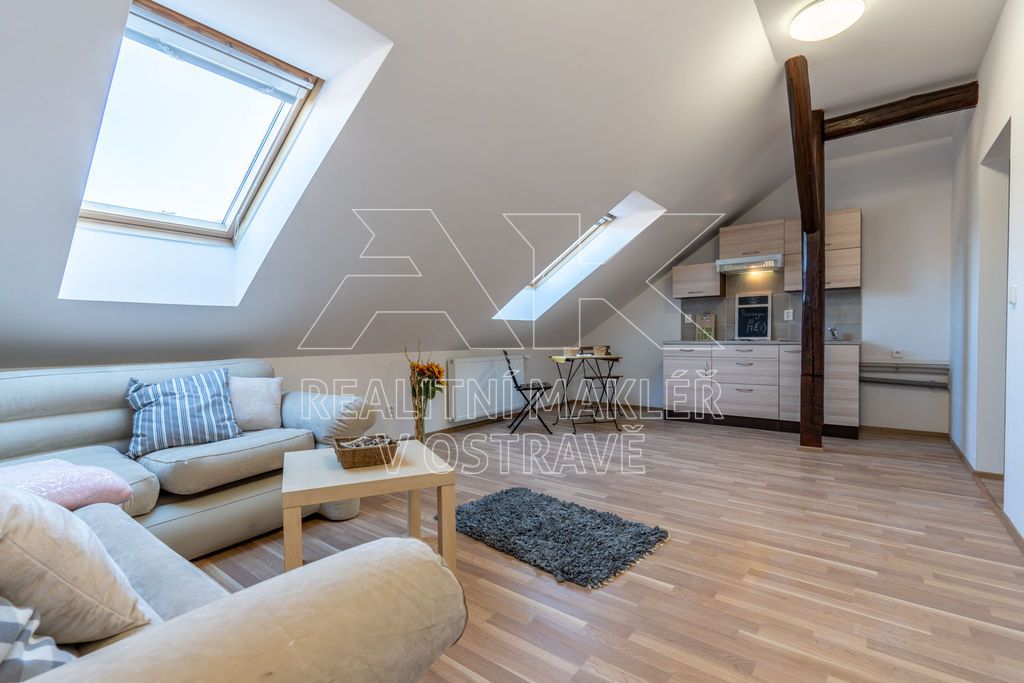 Pronájem podkrovního bytu 2+KK vonícího novotou, ul. Jílová. - 2