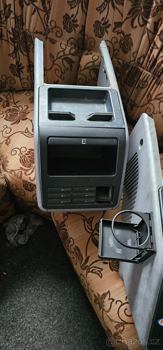 Mercedes-Benz Vito W 639, 638: středový spodní kastlík - 2