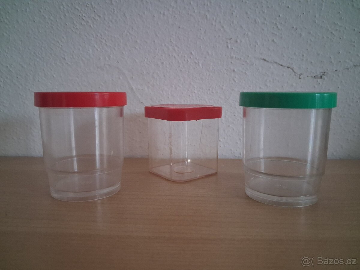 RETRO PLASTOVÉ KOŘENKY. - 2