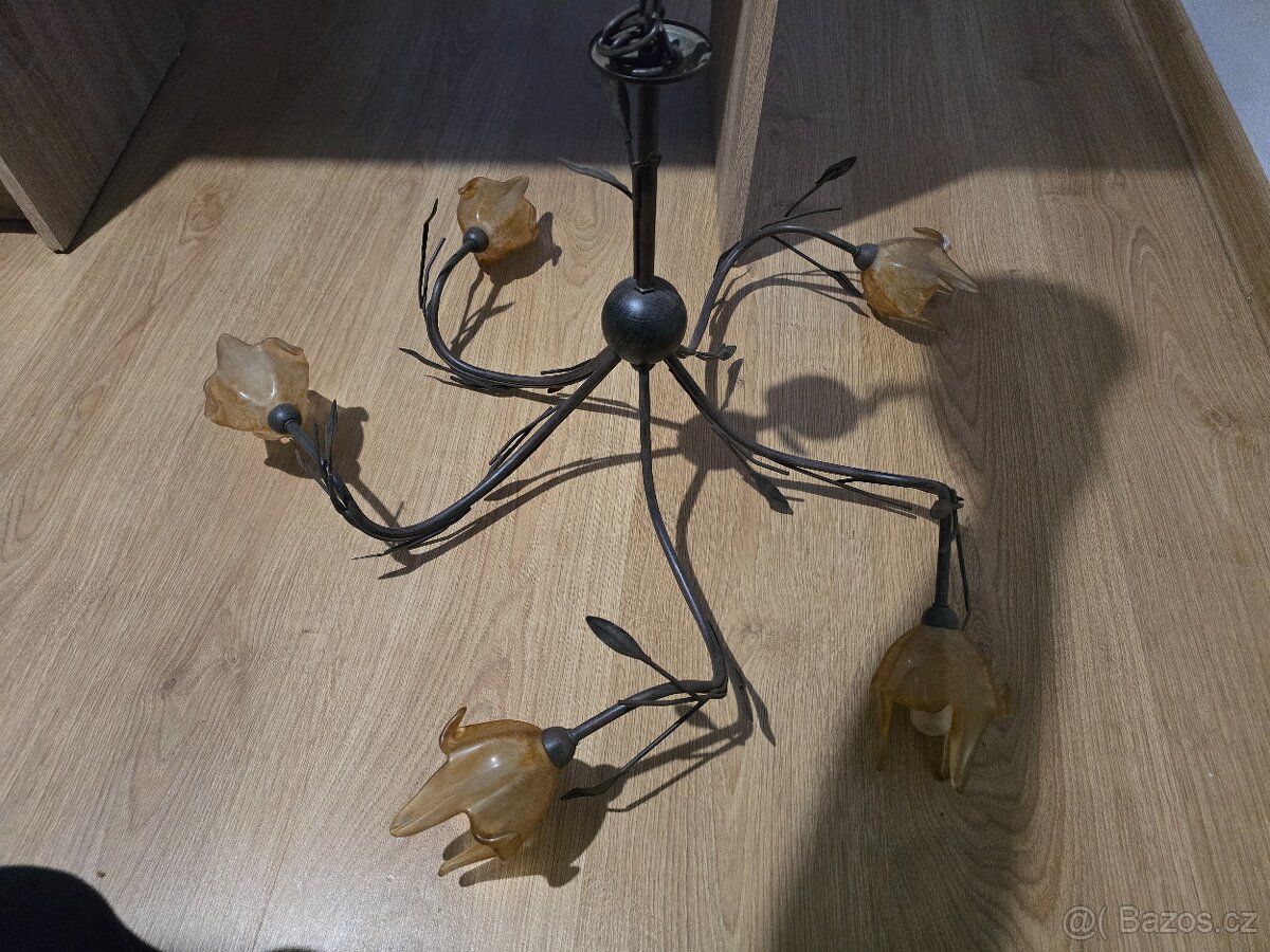 Kovaný lustr v rustikálním nebo „florentském“ stylu. - 2