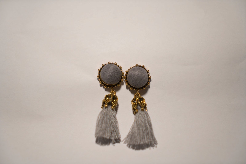 Krásné šedé náušnice s třásněmi a kamínky - 2