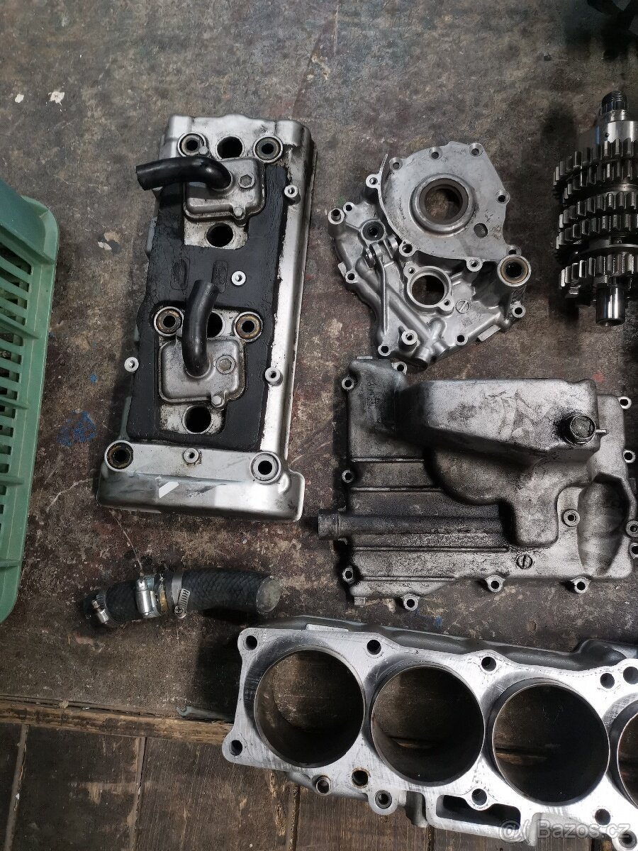 Kawasaki Zx7r mnoho dílů - 2