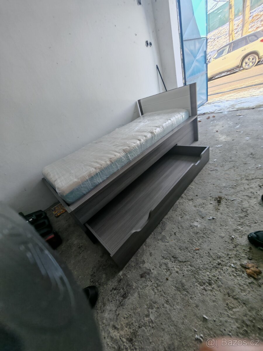 Prodám krásné masivní jednolůžko - 2
