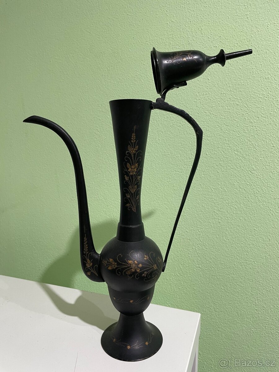 Dekorativní kovová karafa- konvička - 2