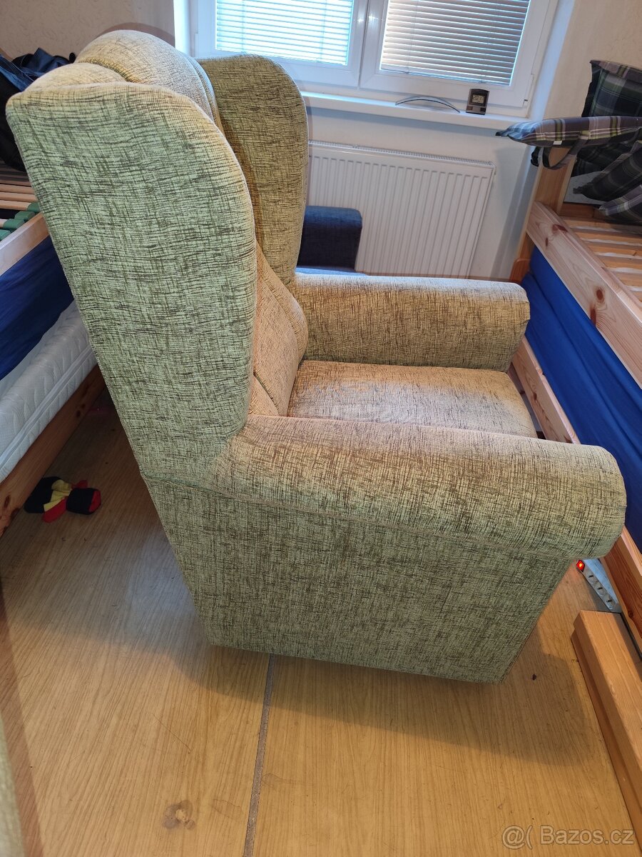 Zelené křeslo typu ušák - 2