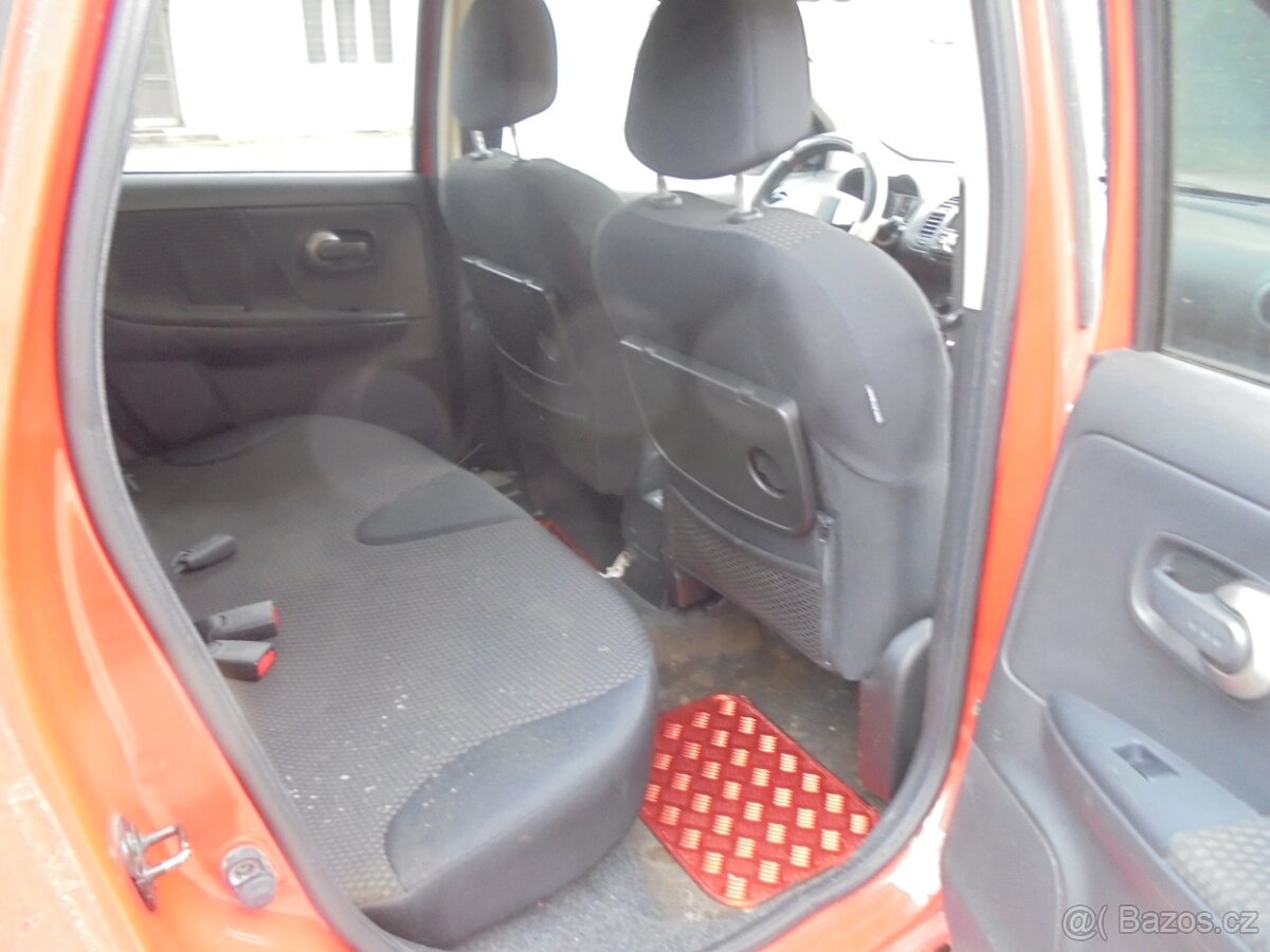 Nissan NOTE E11 - černý interiér, sedačky s pultíky - 2