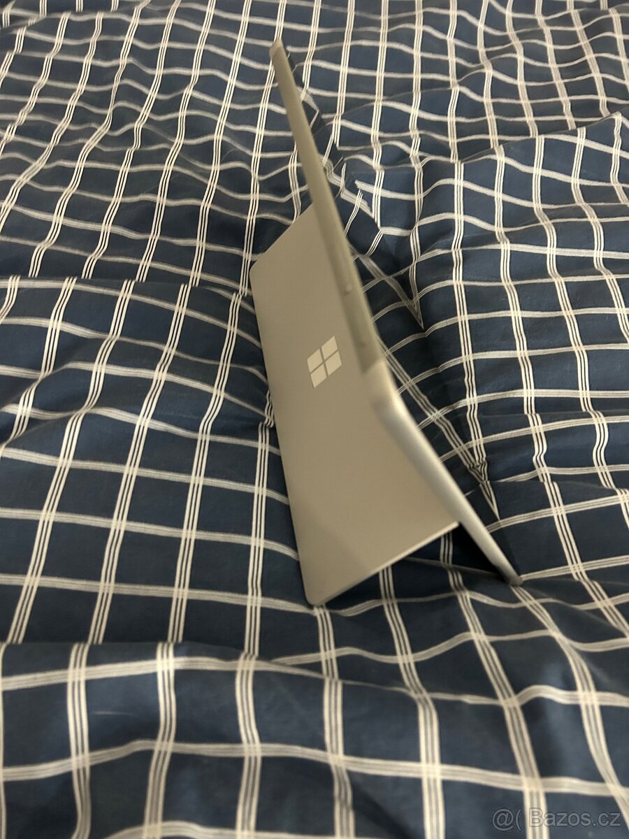 Microsoft Surface GO3 - 2