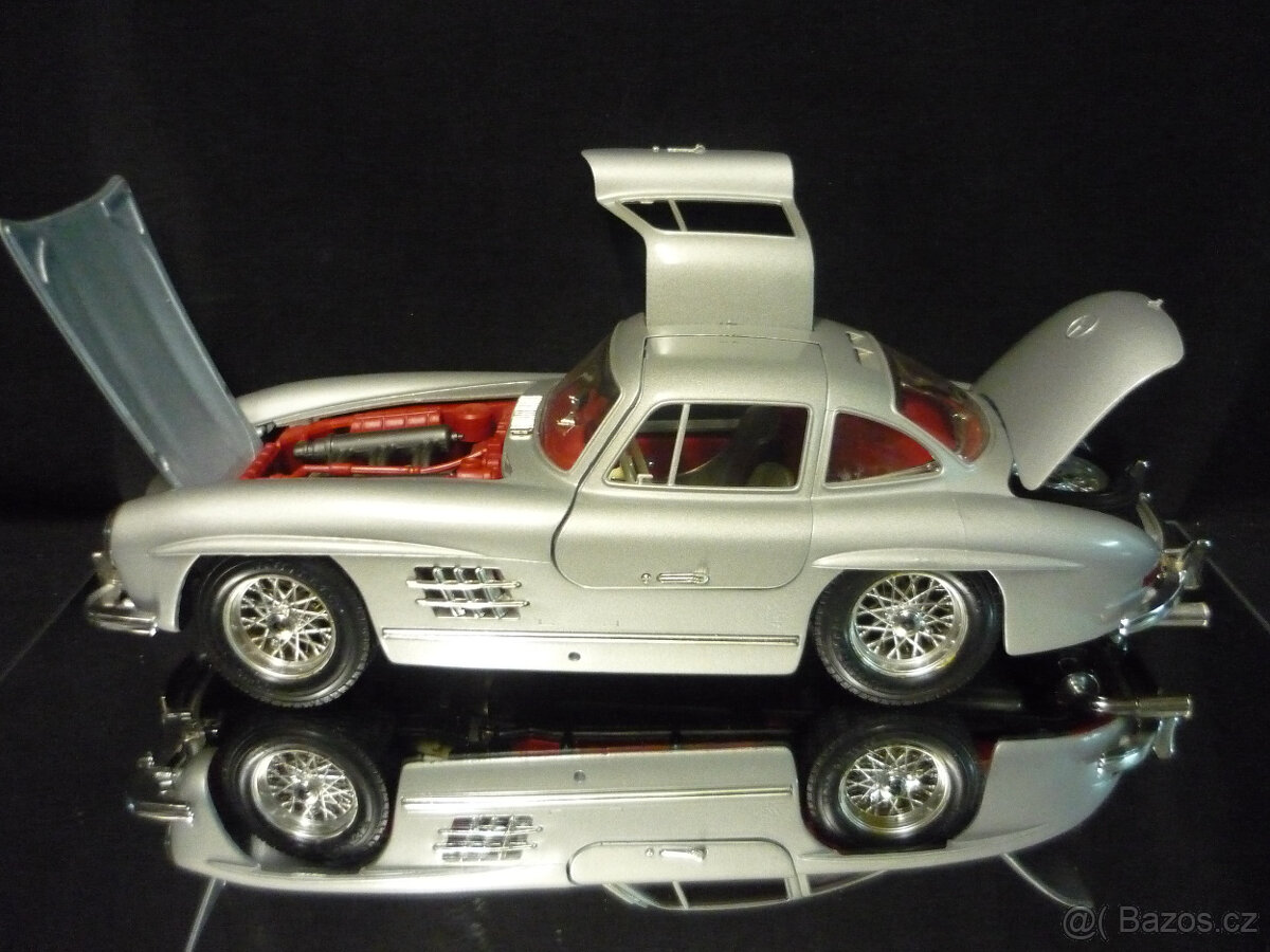 Mercedes Benz 300 SL stříbrný Bburago 1/18 - 2