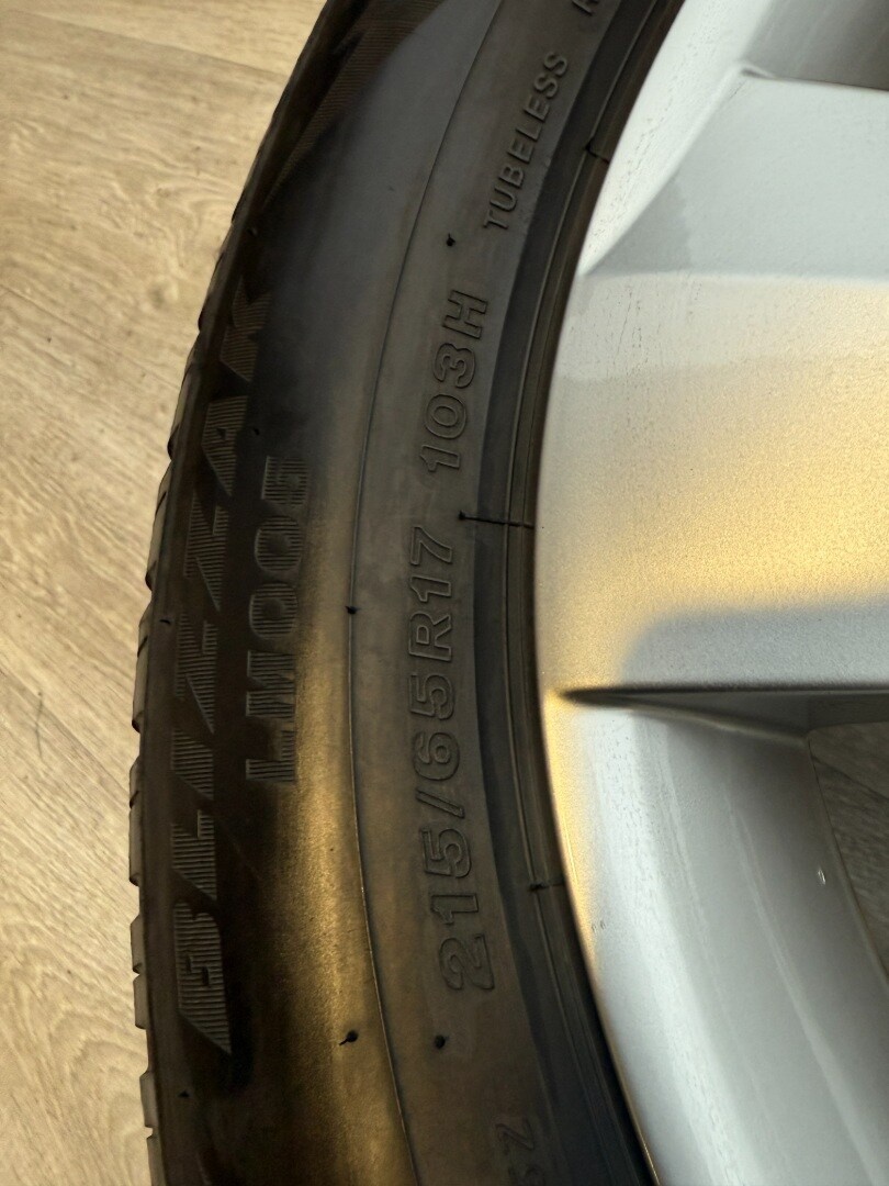 R17 ORIG.ALU KOLA ŠKODA KODIAQ NANUQ 215/65/17 99% - 2