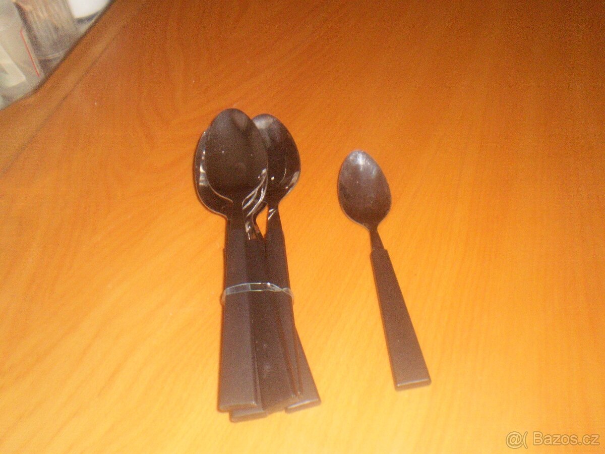 Talíře,hrnečky,lžíce - 2