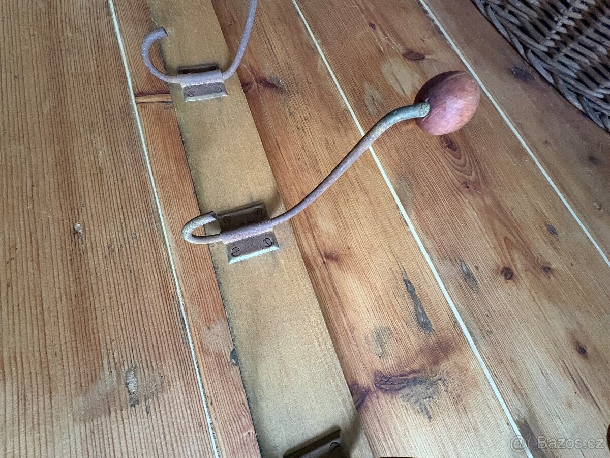 Starý věšák k renovaci - 2