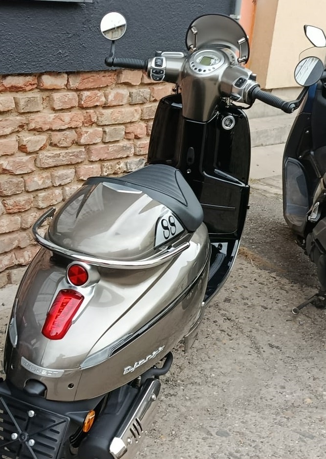Peugeot Django 125 – ELEGANCE V HNĚDÉ - 2