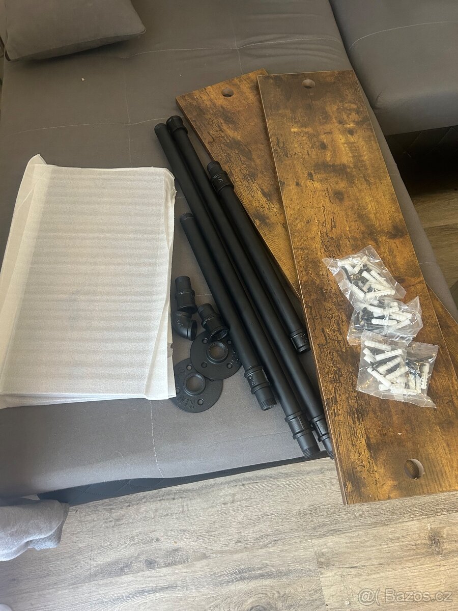 Policový trubkový set na zeď. - 2