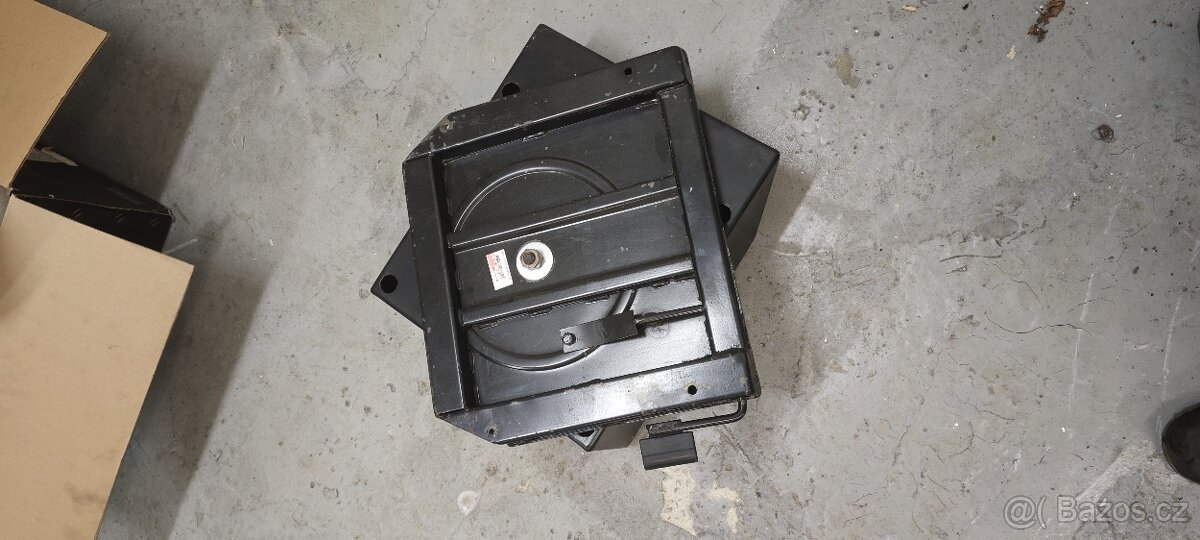 Otočná konzole s trezorem ve T5 - 2