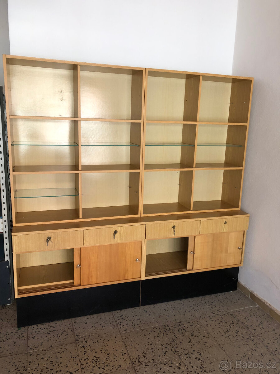 Knihovna, prodejní regál - 2